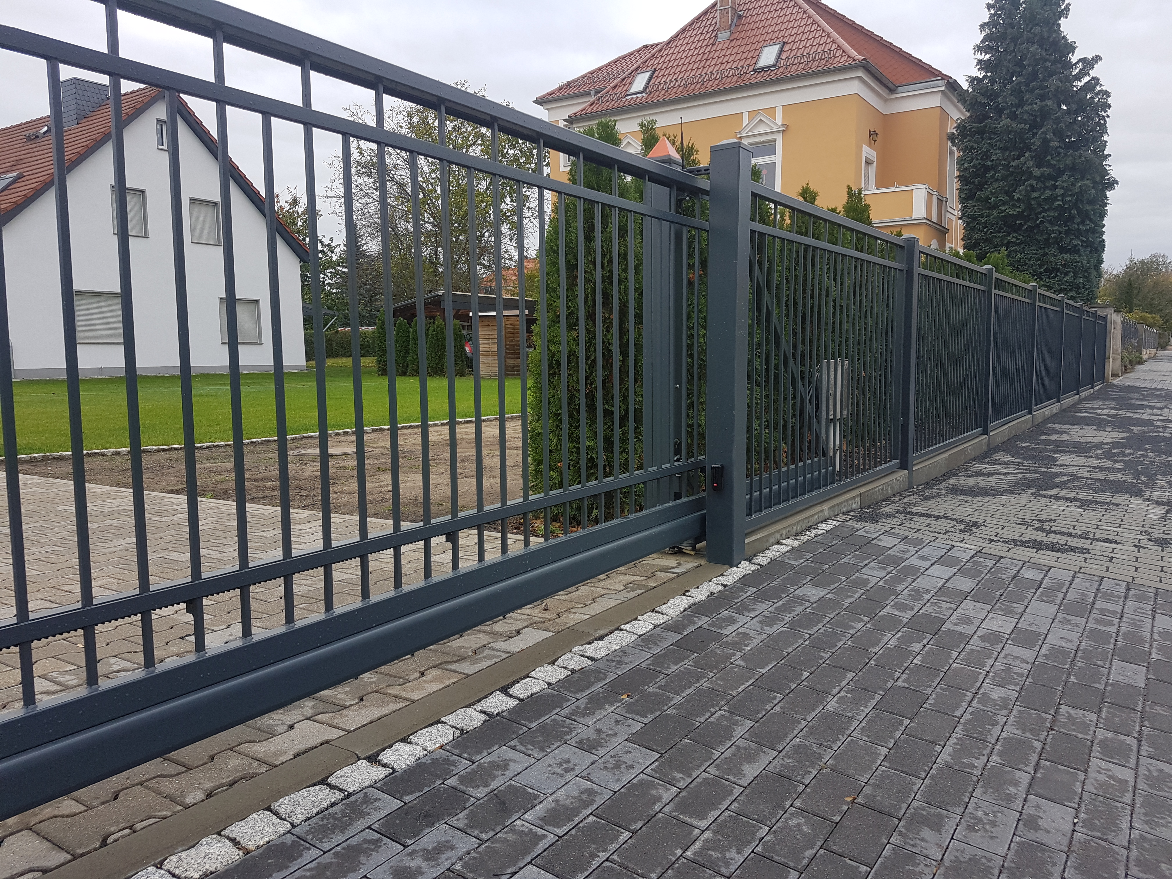 Modernes elektrisches Schiebetor aus mit Steuerung