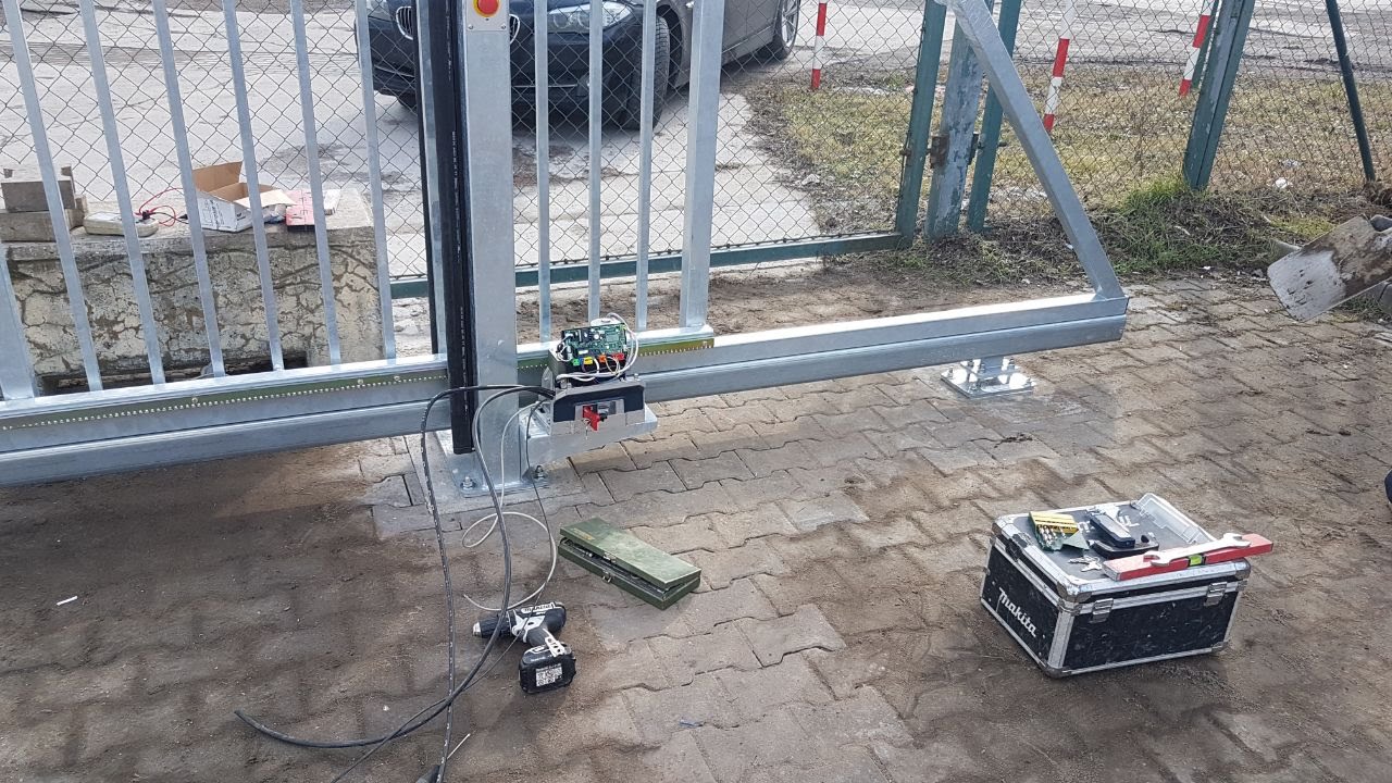 Elektrische Anschlüsse und Verdrahtung am Torantrieb