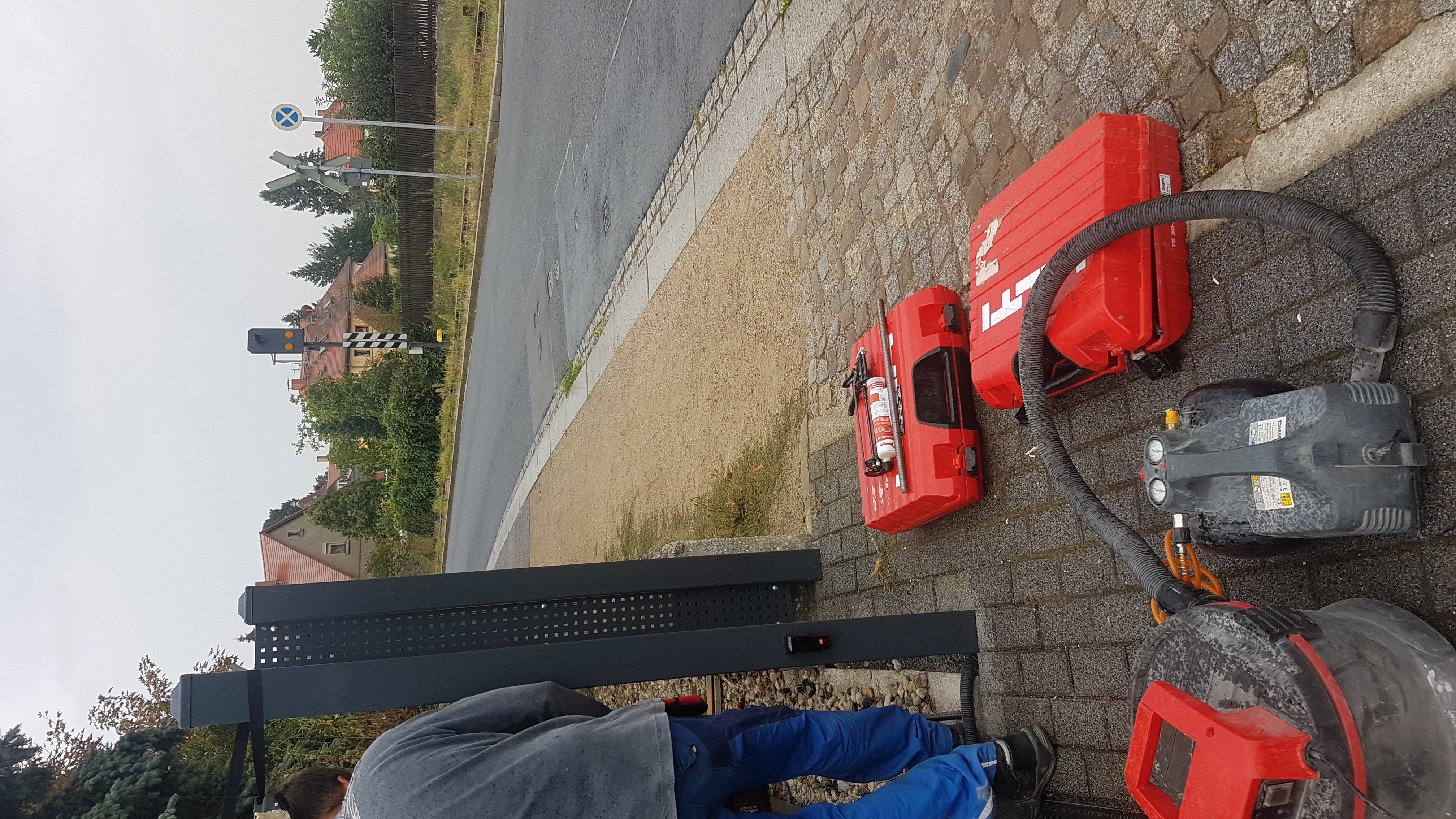 Monteur bei der Arbeit an einem modernen Zaunanlage